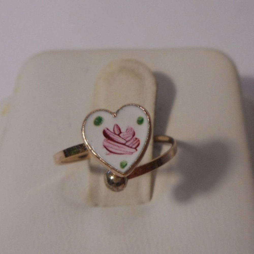 "Sarah Coventry Child Size White Heart Rose Ring "
